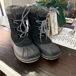 Black Winter Boots with Fur Lining. LIKE NEW! 6 girls (Cat@Jack)